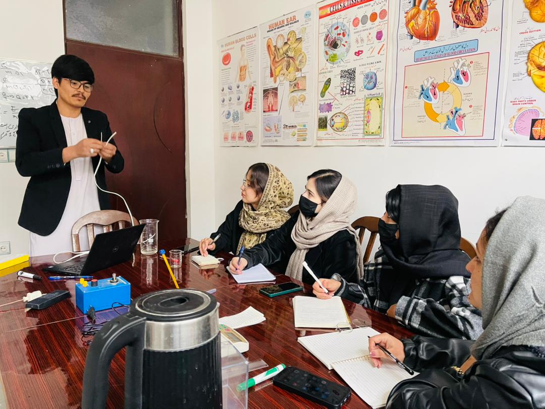 Girls in online class